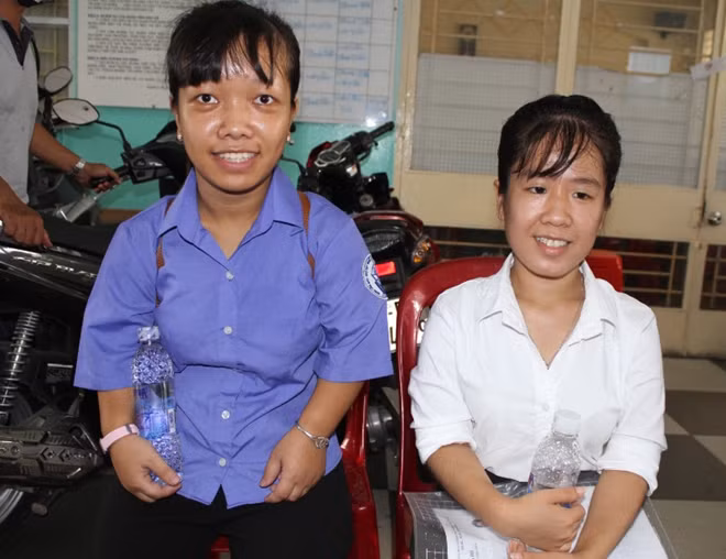 Trần Thị Kim Luyến và Lâm Thị Kim Bông vui vẻ sau khi thi môn Ngữ văn