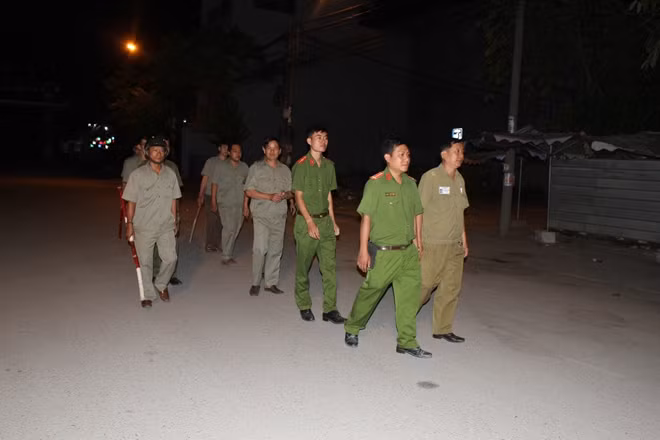 Công an xã Vĩnh Lộc A tuần tra đêm trên địa bàn.