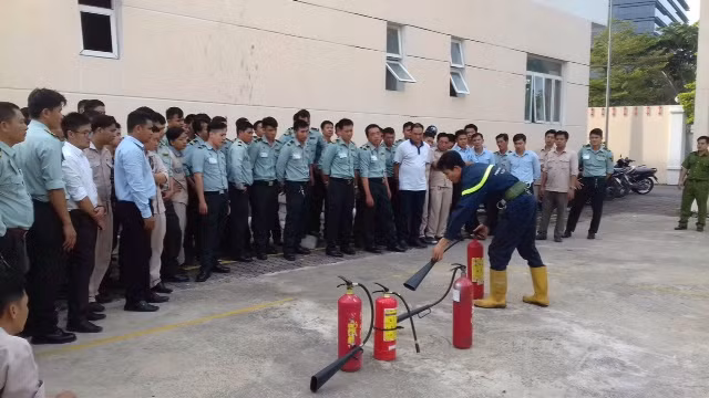 Cảnh sát PCCC Công an quận 7 tập huấn cho lực lượng bảo vệ Phú Mỹ Hưng Cảnh sát PCCC Công an quận 7 tập huấn cho lực lượng bảo vệ Phú Mỹ Hưng