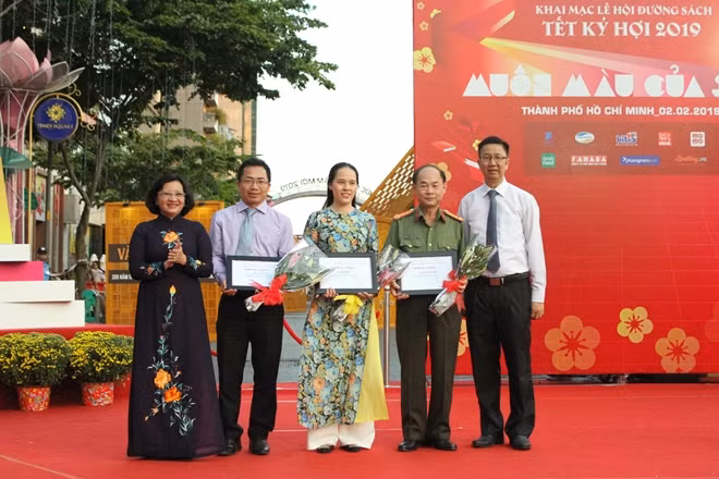 Đại tá Trần Kim Thẩm, Phó cục trưởng Cục Truyền thông Công an nhân dân, Phó Tổng Biên tập Báo Công an nhân dân đại diện Báo lên nhận giải Ba bìa báo Xuân ấn tượng năm 2019 do lãnh đạo TP HCM trao.