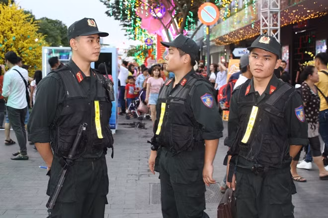 Lực lượng Công an giữ gìn ANTT tại Lễ Hội đường sách
