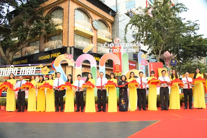 Ủy viên Bộ Chính trị, Bí thư Thành ủy TP HCM Nguyễn Thiện Nhân cùng các lãnh đạo thành phố cắt băng khai mạc Lễ hội đường sách Tết Kỷ Hợi 2019.
