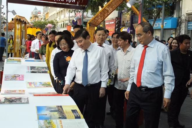 Các đồng chí lãnh đạo TP HCM tham quan khu vực triển lãm những tờ báo xuân đẹp