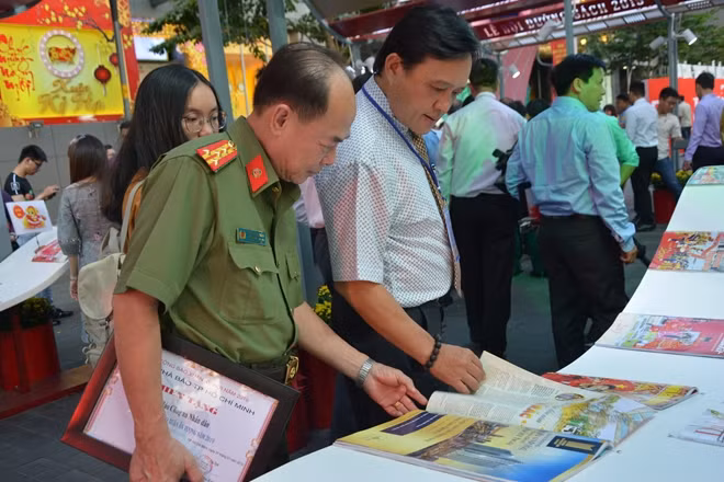 Các bìa báo xuân ấn tượng tại Lễ Hội đường sách Tết Kỷ Hợi 2019