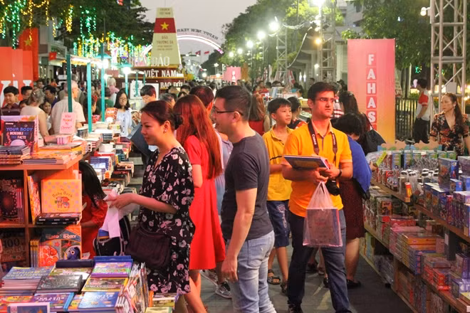 Rất đông người tham quan mua sách