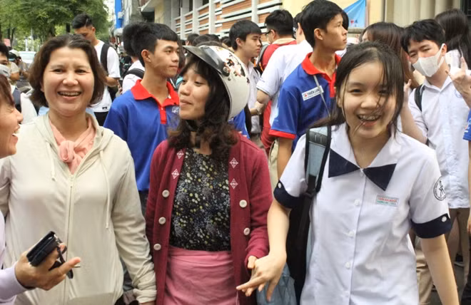 Người thân cùng thí sinh phấn khởi.