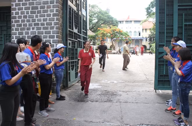 Thí sinh đầu tiên ra khỏi điểm thi trường THPT Trần Đại Nghĩa môn Ngoại ngữ.