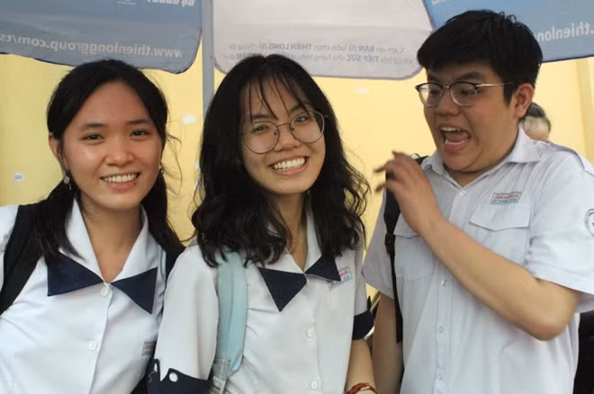 Các thí sinh vui tươi sau khi kết thúc môn thi ngoại ngữ.