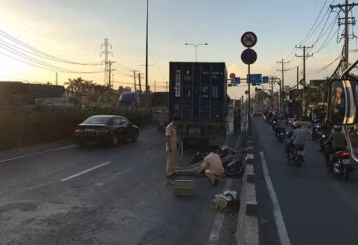 Xe máy chạy vào làn đường ô tô ở QL1 bị tai nạn giao thông