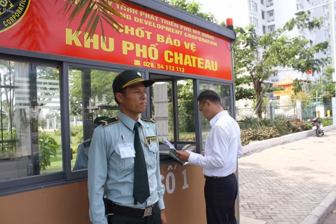 Lãnh đạo Phòng Bảo an kiểm tra sổ trực tại một chốt bảo vệ