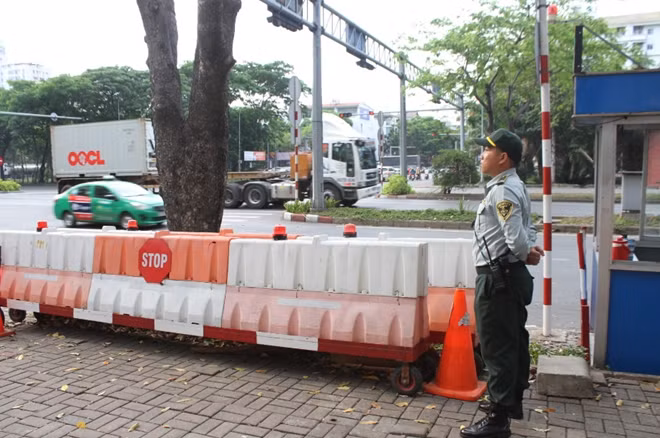 Bảo vệ tại một chốt trên đường Nguyễn Văn Linh