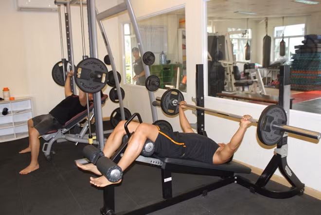 Nhân viên bảo vệ tập GYM tại phòng tập của công ty