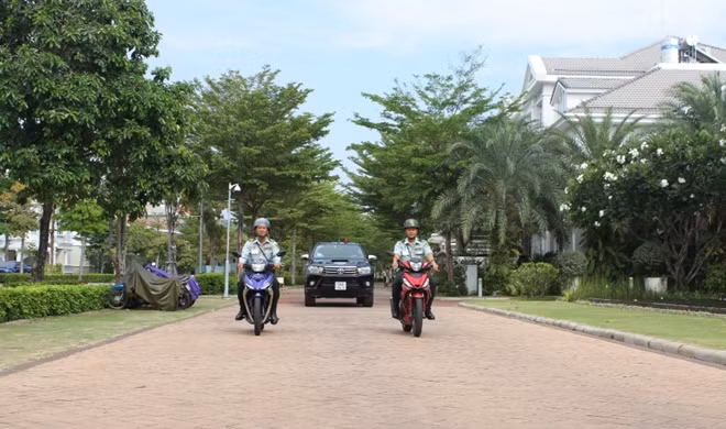 Lực lượng bảo vệ đi tuần trong khu đô thị