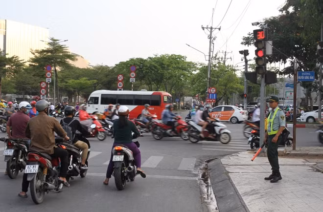 Bảo vệ trực tại chốt ngã tư đường Nguyễn Văn Linh và Nguyễn Lương Bằng