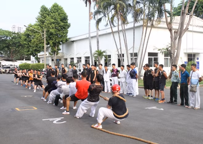 Nhân viên bảo vệ kéo co tập thể lực