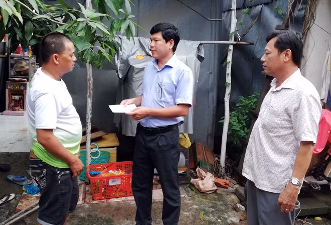Ông Nguyễn Thái Bảo, Phó Chủ tịch UBND quận Ninh Kiều trao hỗ trợ từ Quỹ Phòng chống thiên tai cho các hộ gia đình có hoàn cảnh khó khăn bị ảnh hưởng do giông lốc (mỗi hộ 3 triệu đồng).
