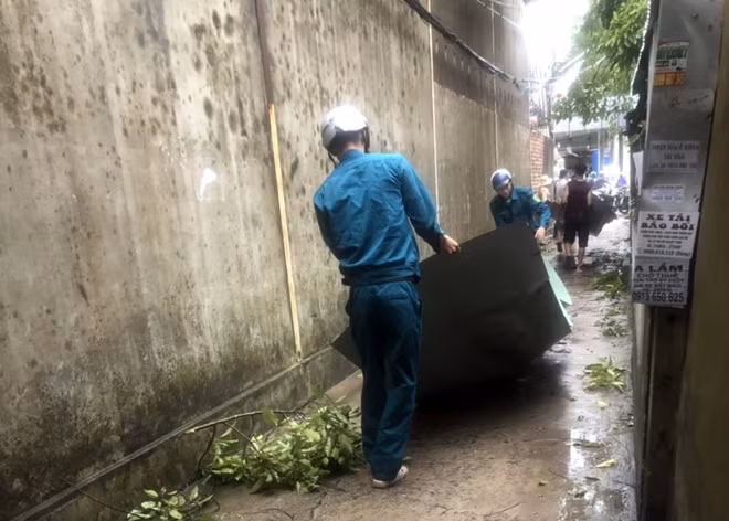 Lực lượng chức năng khắc phục hậu quả sau giông lốc.