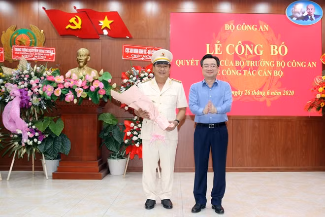 Bí thư Tỉnh ủy Kiên Giang Nguyễn Thanh Nghị chúc mừng Đại tá Đỗ Triệu Phong.