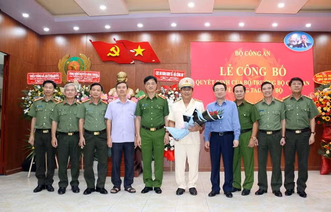 Thứ trưởng Nguyễn Duy Ngọc cùng các đại biểu dự buổi lễ.