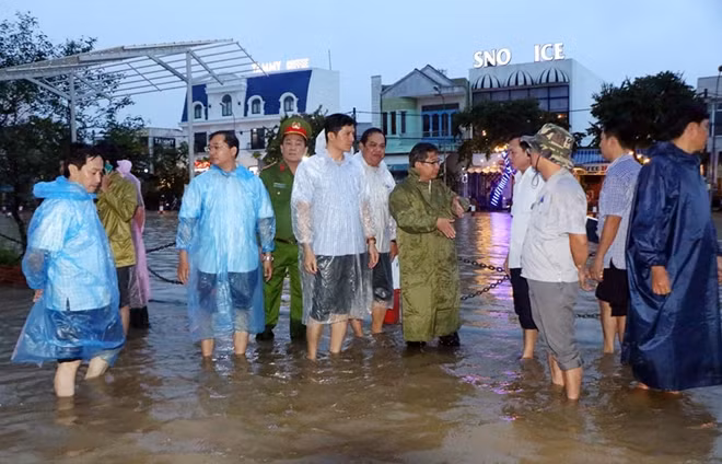 Ông Trần Việt Trường - Chủ tịch UBND TP Cần Thơ cùng các sở, ngành khảo sát tình trạng ngập nước tại hồ Búng Xáng.