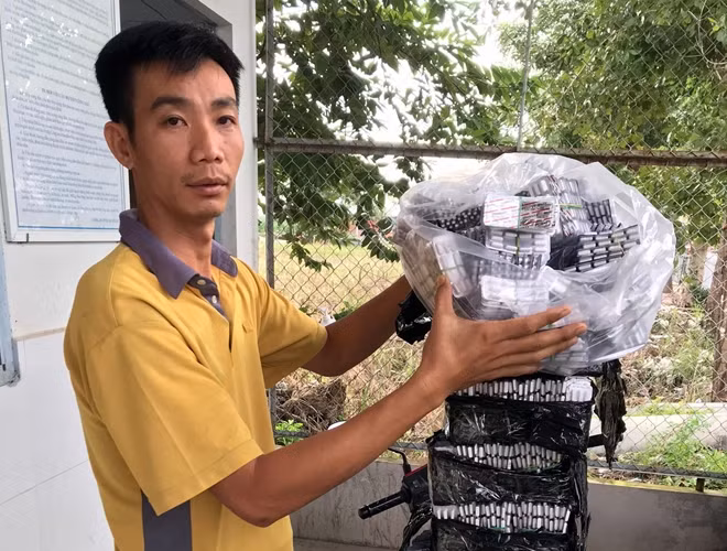 Đối tượng Vĩnh cùng tang vật.
