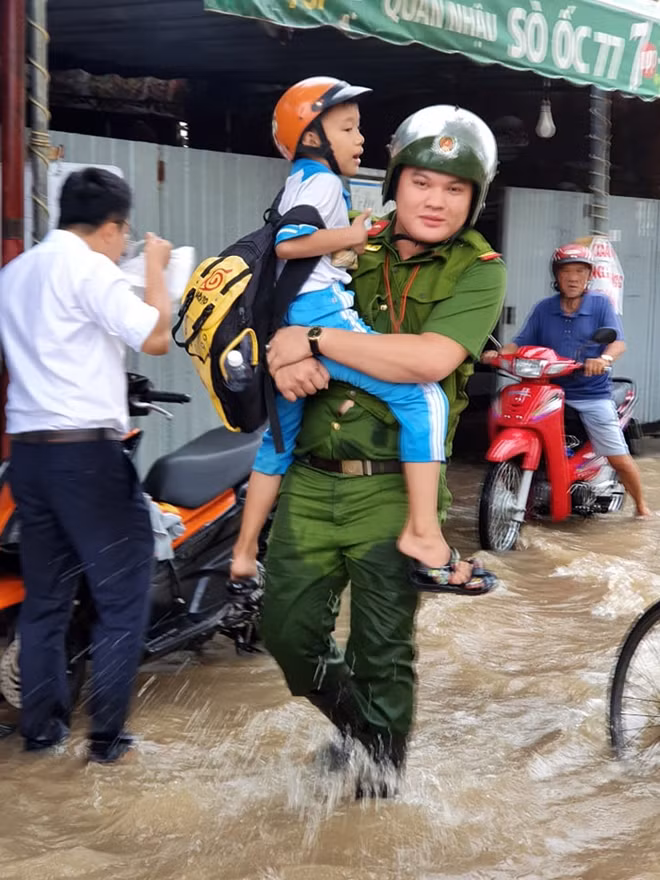 Việc đến trường của học sinh gặp khó khăn, tại các cổng trường bị ngập sâu CBCS túc trực, tích cực hỗ trợ phụ huynh đưa các em qua điểm ngập.