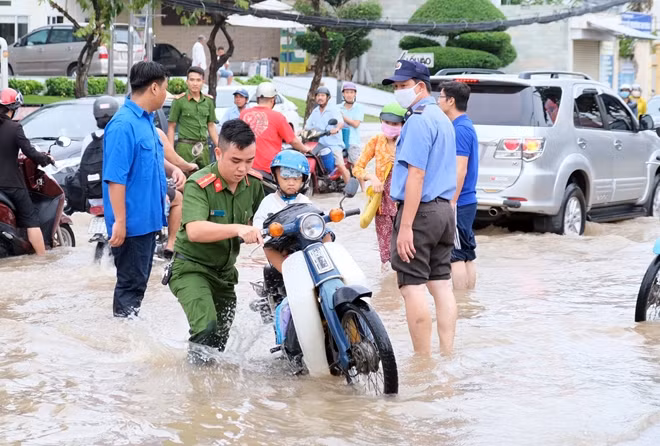CBCS Công an các đơn vị, địa phương trên địa bàn quận Ninh Kiều ra quân hỗ trợ người dân.