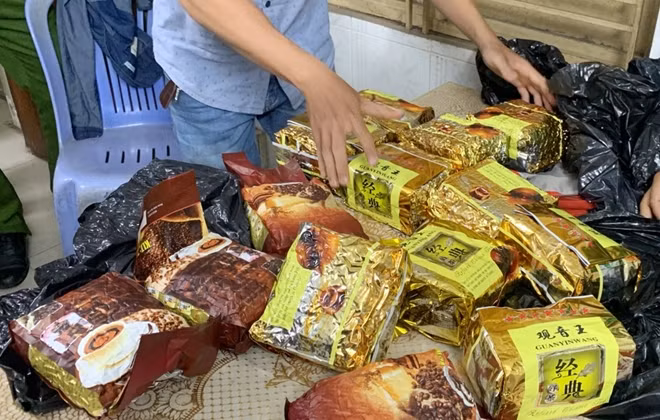 Tang vật 17 kg ma túy đá bị thu giữ.