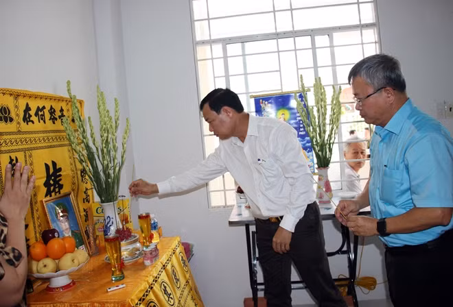 Thiếu tướng Lê Tấn Tới, Cục trưởng Cục Tổ chức cán bộ - Bộ Công an và Bí thư Quận ủy Ninh Kiều Nguyễn Trung Nhân thắp hương cho Thiếu tá Nguyễn Thanh Hải.
