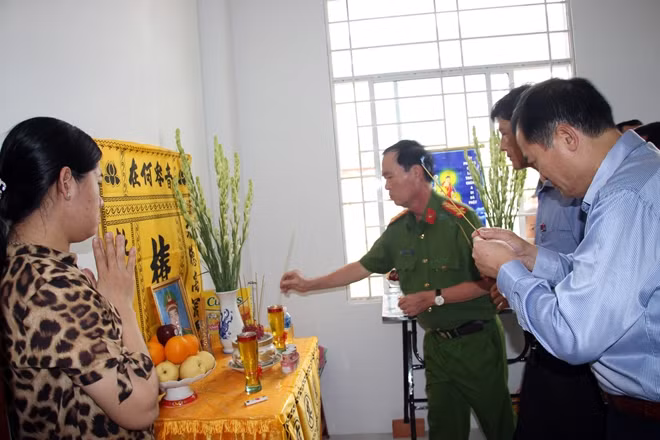 Các thành viên Đoàn công tác thắp hương cho Thiếu tá Nguyễn Thanh Hải.