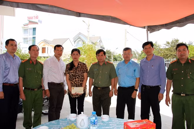Thiếu tướng Lê Tấn Tới cùng Đoàn công tác thăm hỏi, động viên gia đình Thiếu tá Nguyễn Thanh Hải.