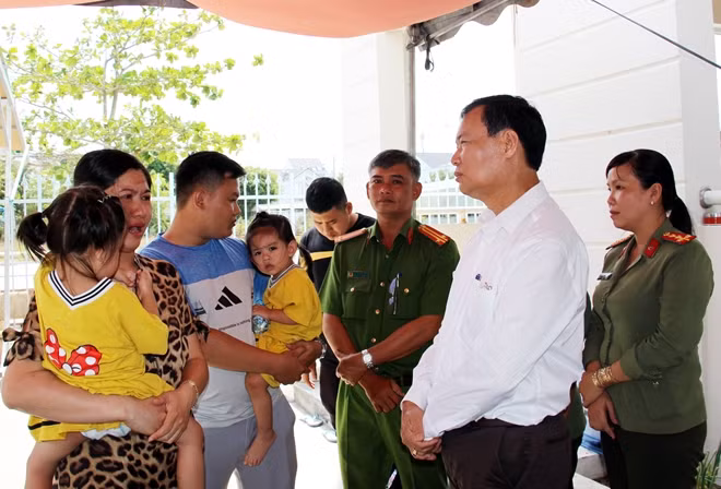 Thiếu tướng Lê Tấn Tới thăm hỏi, động viên vợ Thiếu tá Nguyễn Thanh Hải - Đại úy Châu Kiều Loan, Phó trưởng Công an phường An Hòa (quận Ninh Kiều) cố gắng vượt qua khó khăn, sớm ổn định cuộc sống và công tác.