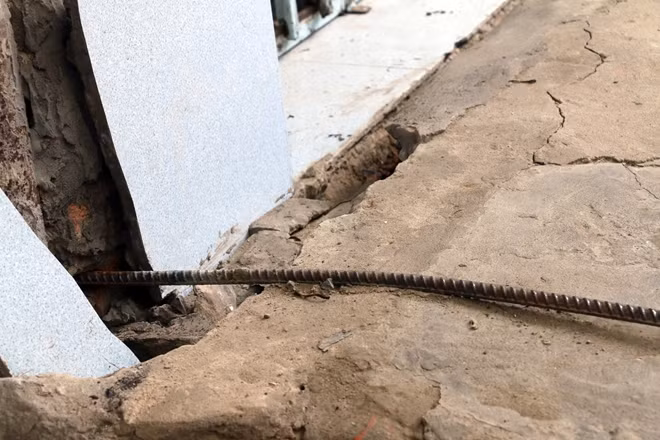 Vết răn nứt tại khu vực rạch Cái Sắn.