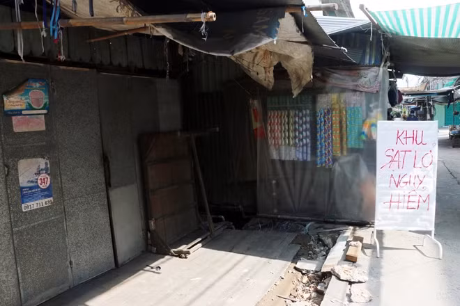 Một số hộ dân đã di dời ra khỏi khu vực có nguy cơ sạt lở.