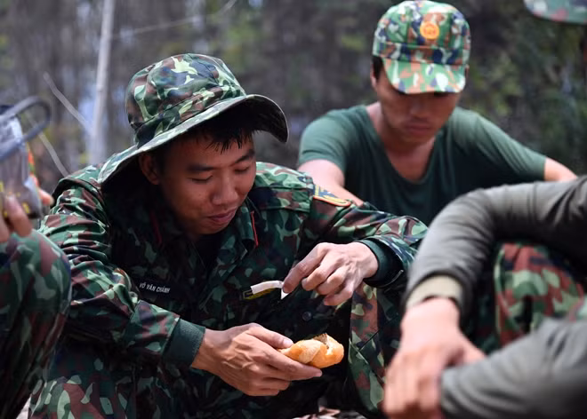 Lực lượng chữa cháy đã bám trụ 48 giờ để dập lửa, cứu rừng. (Ảnh: Phương Vũ)