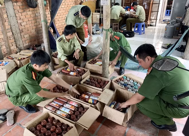 Lực lượng chức năng kiểm tra tang vật.