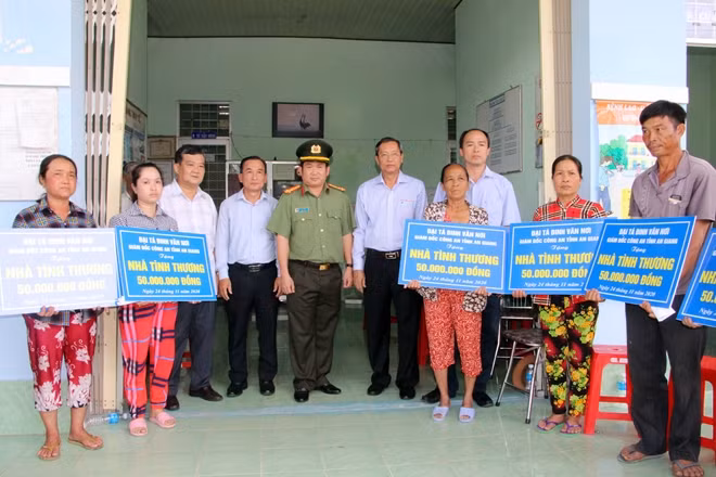 Đại tá Đinh Văn Nơi, Giám đốc Công an tỉnh An Giang trao hỗ trợ giúp các hộ gia đình có nhà bị cháy hoàn toàn cất lại nhà mới. (Ảnh: Quỳnh Như)