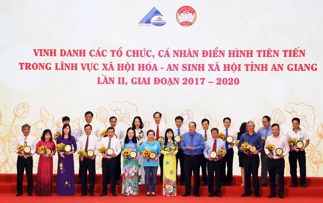 Đồng chí Nguyễn Thanh Bình và đồng chí Trần Thị Thanh Hương, Trưởng Ban Tuyên giáo Tỉnh ủy An Giang chúc mừng các tập thể, cá nhân được vinh danh.