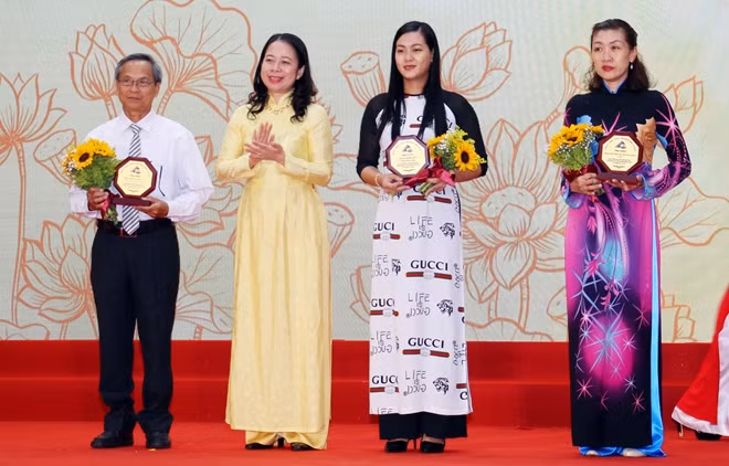 Đồng chí Võ Thị Ánh Xuân, Bí thư Tỉnh ủy An Giang chúc mừng các tập thể, cá nhân được vinh danh.