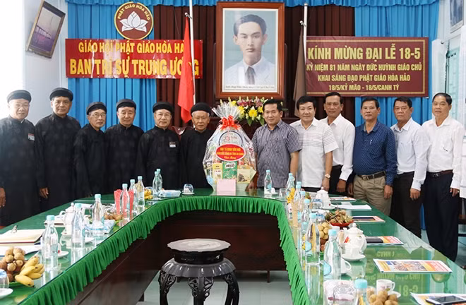 Đại tá Đinh Văn Nơi, Giám đốc Công an tỉnh; Đại tá Lâm Thành Sol, Phó Giám đốc Công an tỉnh An Giang cùng Ban Trị sự Trung ương Giáo hội Phật giáo Hòa Hảo.