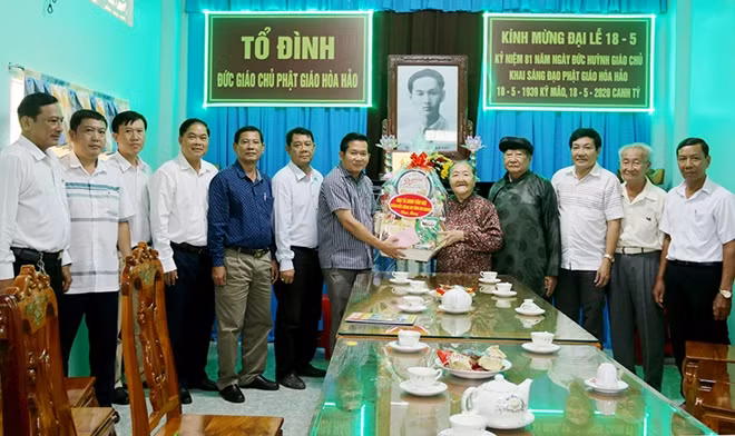 Đoàn công tác Công an tỉnh An Giang cùng Ban phụng sự tổ đình