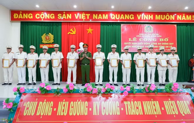 Thượng tá Nguyễn Văn Hạnh, Trưởng Công an huyện Giồng Trôm trao quyết định cho các cán bộ Công an chính quy về đảm nhiệm chức danh Công an xã.