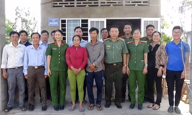 Đại diện Công an huyện Bình Đại, UBND xã Bình Thắng, Nhà tài trợ cùng gia đình chị Thủy tại căn nhà mới.