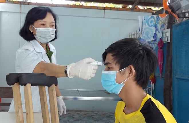 Cán bộ y tế của Trại tạm giam Công an tỉnh An Giang thường xuyên đo thân nhiệt cho tất cả mọi người tại đơn vị.