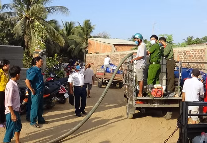 Các lực lượng dùng xe chở nước ngọt, phát nước ngọt miễn phí đến tay người dân.