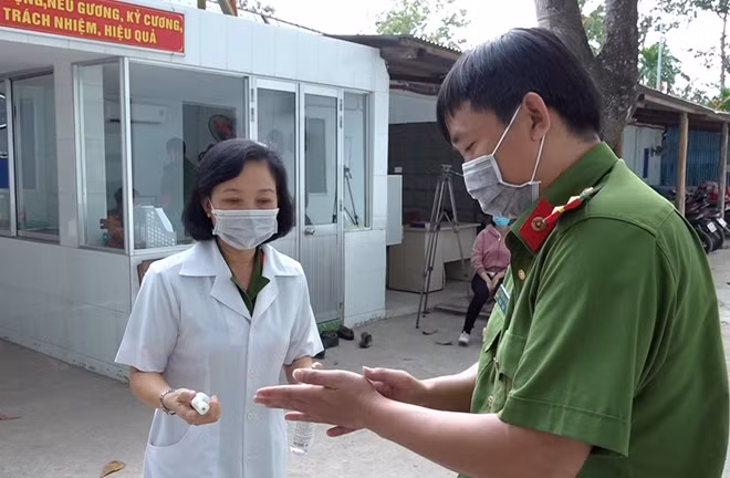 Sát khuẩn bằng dung dịch rửa tay cho CBCS làm nhiệm vụ.