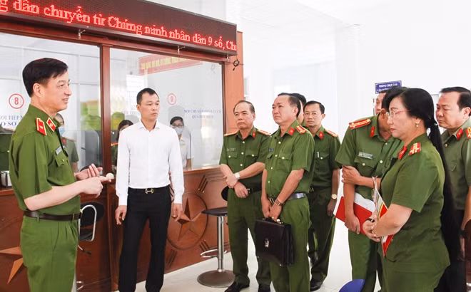 Thứ trưởng Nguyễn Duy Ngọc trao đổi cùng Ban Giám đốc, lãnh đạo Phòng Cảnh sát QLHC về TTXH Công an TP Cần Thơ về tiến độ, kết quả thực hiện Dự án cơ sở dữ liệu quốc gia về dân cư và Dự án sản xuất, cấp quản lý CCCD có gắn chíp điện tử