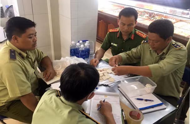 Cơ quan chức năng lập biên bản tạm giữ tang vật.