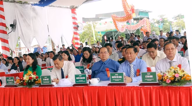 Các đại biểu dự Lễ khởi công.