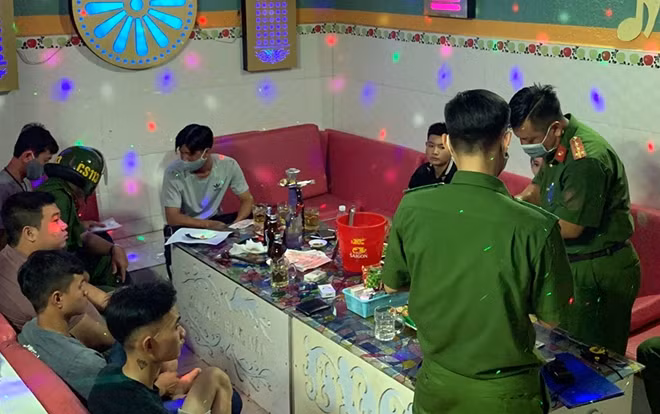 Tổ công tác lập biên bản vi phạm tại karaoke Hùng Mập.